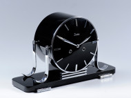 An Art Deco mantle clock 2