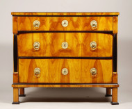 A petite Biedermeier commode 2