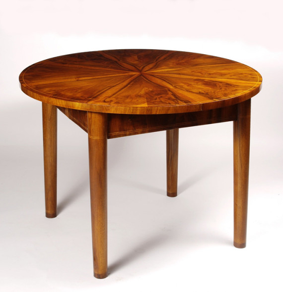 A Biedermeier extendable dining table