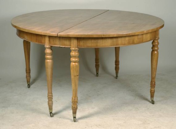 A Neoclassical extendable dining table