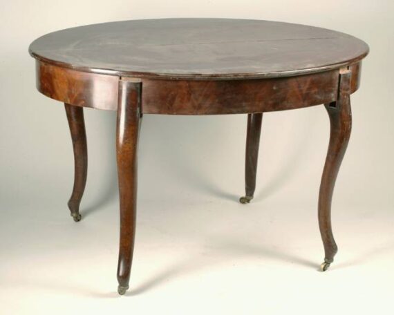 Extendable dining table