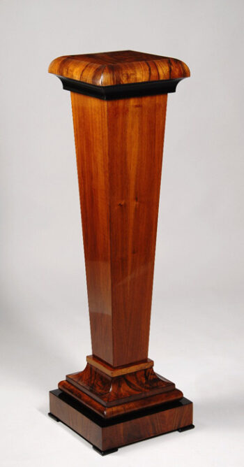 An Art Deco style pedestal