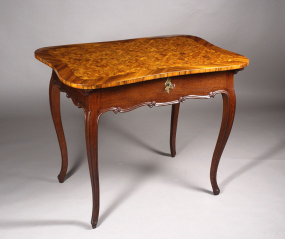 A Neoclassical game table