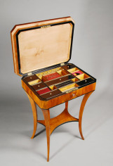 An elegant Biedermeier sewing table 2