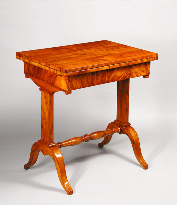 An unusual extendable Biedermeier occasional table