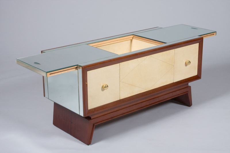 An unusual mirrored coffee table/cabinet 2