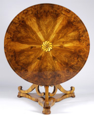 An elegant Biedermeier pedestal table 2